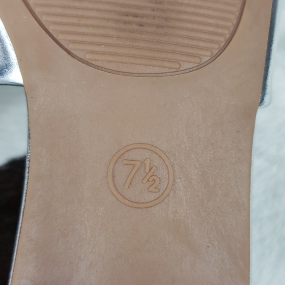 A. New. Day Mules, Metallic Silver Size7.5 - Picture 6 of 8